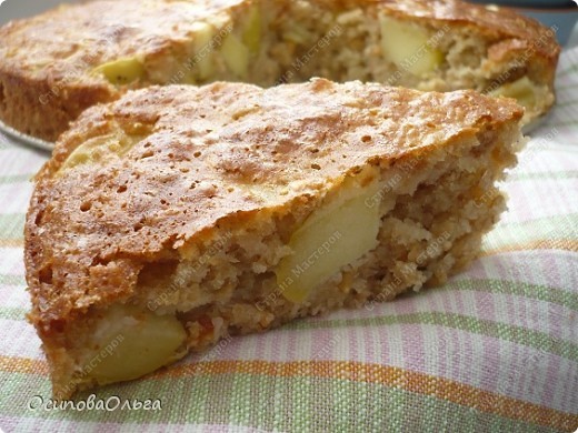 ОВСЯНЫЙ ПИРОГ С ЯБЛОКАМИ
http://forum.say7.info/topic19782.html
Мои дополнения:
Делала все точно по рецепту, только яблок положила побольше, потому что люблю пироги с яблоками очень влажные) Но все равно он не получается сырым. За счет того, что хлопья впитали весь сок с яблок, пирог получился очень нежный и рассыпчатый. (фото 2)