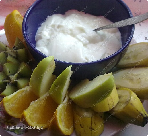 Получается очень нежный и вкусный йогурт. Можно добавить свежие фрукты или консервированные.  (фото 4)