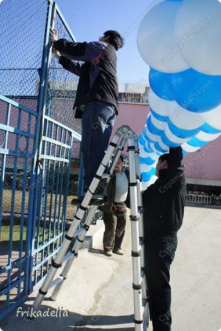 Уличный монтаж желательно производить при безветренной погоде, с помощью 2-3 помощников, стараясь производить крепления на поверхностях с менее острыми углами.  (фото 19)