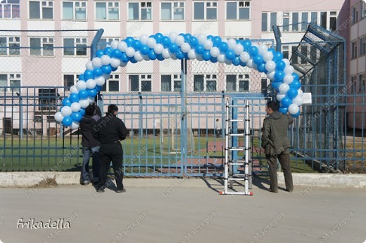 Помните, что гирлянда вывешенная на улице, проживет много меньше, чем установленная внутри помещения. При монтаже желательно иметь в наличии запасные шары на случай лопания шара в гирлянде.  (фото 20)