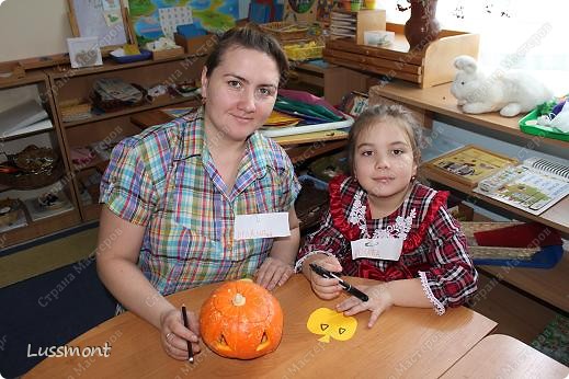 Заранее я приготовила маленькие тыковки, детям нудно было нарисовать на них глаза и рот.  (фото 12)