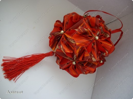 Эта кусудама из этого поста
http://ru-kusudama.livejournal.com/788364.html (фото 2)