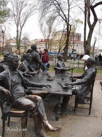 Питерский мини-сиам. Все достопримечательности в миниатюре.
Расположен на станции метро Горьковская, за Петропавловской крепостью
 За оградкой, рядом с мини-городом, установили скульптурную группу «Зодчие», размышляющих за столом о плане столицы империи. Архитекторы Петербурга: Растрелли, Росси, Трезини, Монферран, Тома де Томон, Воронихин, Захаров и Баженов изображены за столом, на котором лежат проекты петербургских зданий. (фото 2)