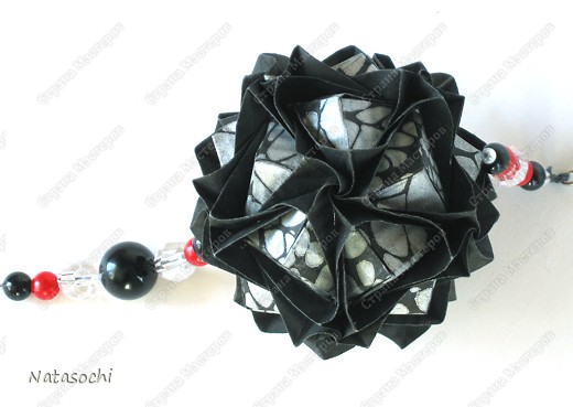 Ссылка на схему и описание
http://ru-kusudama.livejournal.com/862122.html

 (фото 3)