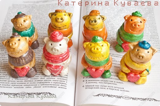 Какие ангелы мы бы не были внешне, внутри каждого из нас живет маленький поросенок)))))))))
Поэтому к 14 февраля мы решили сделать именно поросят))))
Мы с Ромой как истинные «Плюшкины» ничего не выбрасываем))) Насобирали вот такие баночки из под краски и подумали, что это может быть очень хорошей основой)) Итак поехали: (фото 1)