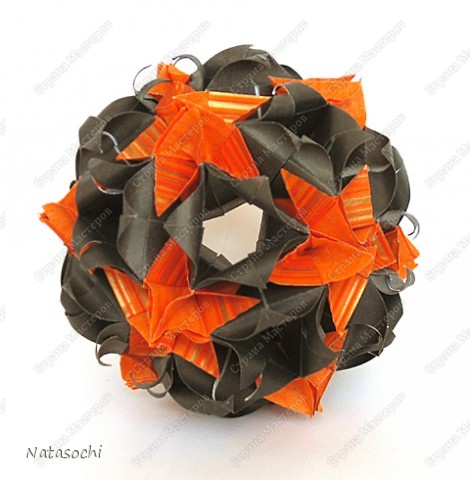 туториал на сайте Натальи.
http://kusudama.info/2011/11/kusudama-sweet-spring/
видео
http://www.youtube.com/watch?v=hha-KNUgOw8&list=UUb6OeiGoO48t1EWW0cCm9CQ&index=5&feature=plcp

 (фото 2)