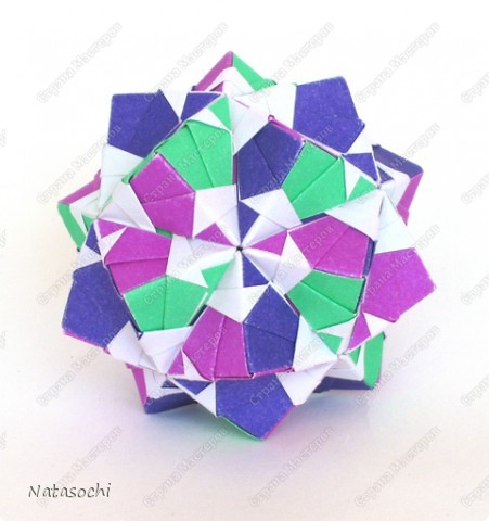 Модель: Double whirligig (variation of Floral sonobe).
30 модулей, бумага 7х7 см, в готовом виде примерно 6,5 см. 
Подклеивала при сборке. 
туториал:
http://kusudama.info/2011/11/sonobe-variation-2/


 (фото 3)