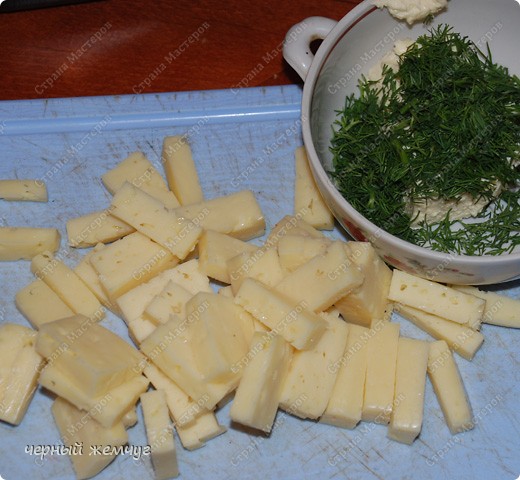 Сыр нарезать на брусочками, зелень мелко порубить и смешать с половиной пачки сливочного масла. По желанию можно добавить в масло чеснок. (фото 4)