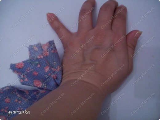 Поворот до конца практически под левой рукой. Желательно,чтобы ткань с лепестком лежала ближе к краю стола. Так легче крутить. (фото 8)