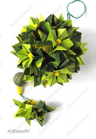  Автор: Natalia Romanenko 
Вариация модели  Floristry (вариант № 4)
http://kusudama.info/2011/12/floristry-tutorial/
http://kusudama.info/2011/12/dop-floristry/ (фото 2)