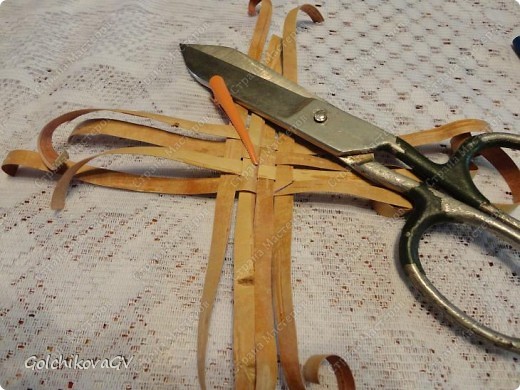 Детям понравились такие сердечки, решили повторить вместе, поэтому весь процесс зафотографировала.
Нарезать 8 полосок (лычек) 0,7см х 22см- в нашем варианте (конечно, размер может быть любой) переплести в шахматном порядке.
Карандашом отмечена линия сгиба. (фото 2)