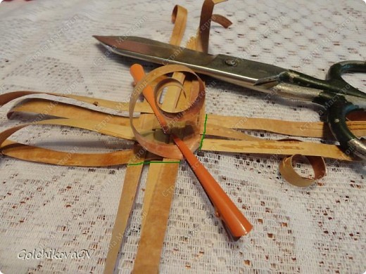 Загнуть эти две полоски по линии сгиба ( по диагонали "образованной клетки").
Далее загибать лычки вдоль линий, отмеченных зеленым цветом. (фото 3)
