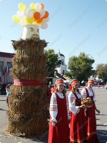 Участницы народного фольклорного ансамбля "Купава" хлебом-солью встречают гостей праздника. (фото 7)