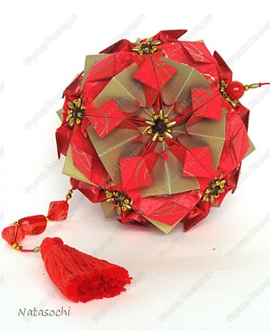 Автор: Наталья Романенко, модель:  Josephine
Туториал 	
http://kusudama.info/2012/04/josephine-tutorial/
 (фото 5)