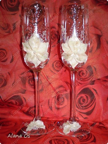 ochen nravyatsa mne bokali masterits,krasivaya,azhurnaya rospis.pitayus tozhe priukrasit izdeliya iz stekla vokrug sebya i svoego okruzheniya.poluchaetsa ne ochen,problemi s kraskami,u nas malenkii vibor.pochemu to vse,chto ya nahodila u nas v magazinchikah ochen legko smivaetsa,obdiraetsa.poslednii raz preobrela pastu prozrachnuyu dlya dekora stekla,vot chto poluchilos. (фото 1)