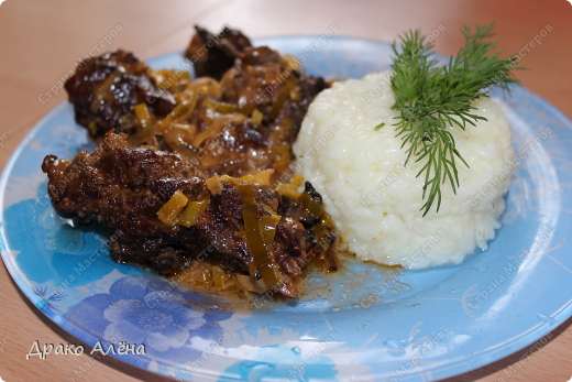 Приветствую всех жителей СМ!!! Решила предложить вашему внимаю вот вкусненькие свиные ребрешки в сливочно-апельсиновом соусе. Готовится долговато, но поверьте оно того стоит. Итак нам потребуется: 0,5кг свиных рёбер, 1 апельсин,0,5 лимона, 1-2 ч ложки мёда, 1,5-2ч ложки соли, перец, 1 ст ложка паприки,соевый соус и сливки желательно жирные. Приготовить маринад. На самой мелкой тёрке натереть внешнюю кожу одного апельсина и ссыпать её в кастрюлю. Туда же выжать сок апельсина и добавить мёд, лимонный сок, соевый соус. Довести до кипения на медленном огне, периодически помешивая, готовить соус нужно минут 10. Затем остудить. Вылить маринад на рёбрышки, накрыть крышкой и поставить в холодильник у меня они маринуются минут 20-30 . После чего ребрышки обжарить, и переложить в казанок, туда добавить сливки, и оставшийся маринад,и лук порей. тушить 20-25мин. Но иногда эти ребрышки я перекладываю на фольгу добавляю сливки заворачиваю и в духовку также минут на 25. На гарнир у меня здесь рис. Надеюсь кому нибудь захочется попробовать)))