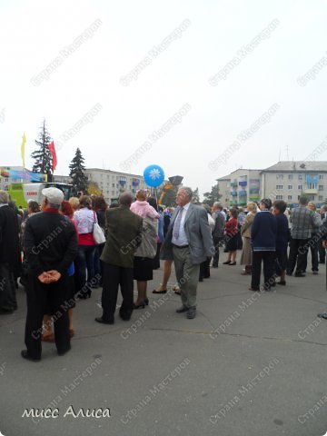  Обратите внимание на мужчину в сером костюме это  заслуженный работник культуры, обладатель почётного знака Волгоградской области «Хранитель традиций», обладатель креста первой степени «За возрождение казачества» Виталий Борцов,  он является родоначальником фольклорного движения в Волгоградской области. Основанный им казачий ансамбль «Хопёр» известен далеко за пределами нашего региона, а его артисты побывали с концертами во многих городах страны и дальнего зарубежья. Репертуар коллектива состоит из старинных казачьих песен и современных композиций. По мнению специалистов, это один из немногих ансамблей, который на протяжении десятилетий своим творчеством сохраняет и приумножает казачьи традиции. (фото 46)