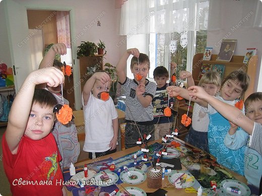 На занятии мы сделали вот таких снегирей. Можно повесить на елку. (фото 1)