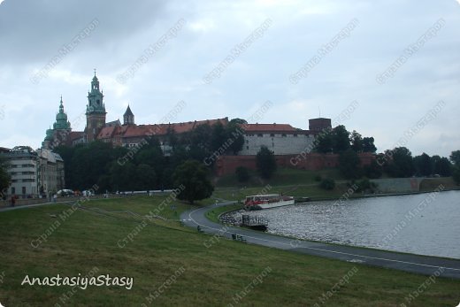 Первый день в Кракове. Хочется спать - мало того, что приехали в отель поздно (около 2-х часов ночи), еще и погода не приветствовала украинских туристов - все время срывался дождик. В кадр попали Висла и Вавель. (фото 1)