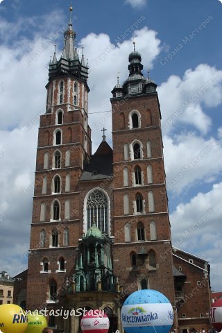 Марьяцкий Костел (Ko?ci?? Mariacki). Важен не только с точки зрения возможности проведения месс, богослужений и прочая, но и легендой о своем возведении: поговаривают, будто бы во время строительства один брат-архитектор из зависти сбросил второго с башни (поэтому-то и башни разных размеров, ведь первый брат больше преуспел в строительстве), а потом, достроив свою, и сам сиганул вниз=)  (фото 5)