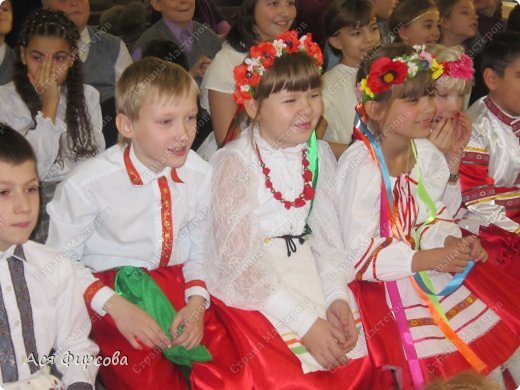 Мама сшила мне настоящую украинскую юбочку. Бабушка Оля сделала мне бусики. (фото 14)