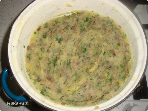 Когда делаю картофельное пюре, обязательно добавляю кусочек сливочного масла! В готовое пюре высыпаю нашу картофельно-грибную смесь с зеленью. Хорошенько перемешиваю. (фото 6)