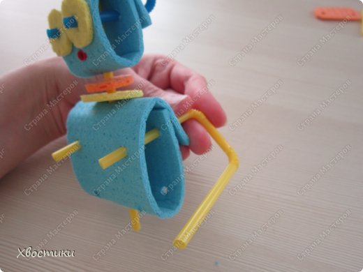 Продвигаем сложенную трубочку внутрь до конца. Сгибаем гофру присоединённой трубочки под углом. (фото 17)