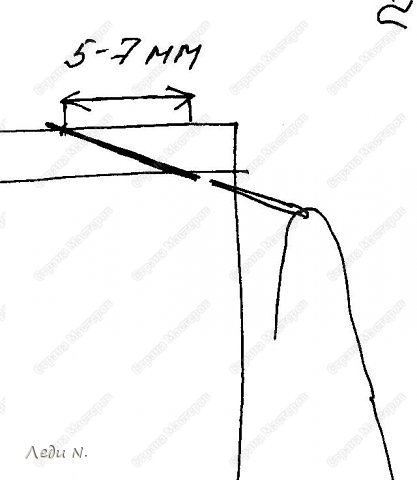 Второй: иголка с ниткой вводится у края подвернутой ткани, лучше захватить как можно меньше нитки, поскольку именно этот стежок и будет виден на внешней стороне. Далее иголка под наклоном захватывает верх подвернутой ткани на расстоянии около 7мм (можно меньше, тогда стежок будет более частым, а если крупнее, то как мне кажется, выглядит неаккуратно)  (фото 8)