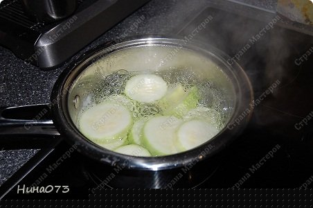 Воду подсолить , хотя тут на любителя ( я соли мало ем , поэтому мне и- сырной солености достаточно ) и в кипящюю воду закинуть наш кабачок , ВАРИТЬ 3-4 МИН не больше !!!!!! Пока наш кабачок вариться , мы включаем духовку на 180-200"С , (фото 3)