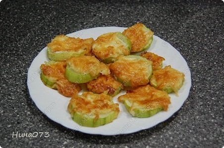 Доброго времени суток , дорогие мастерицы и мастера :) а так же мастерята, хочу поделится с вами простым рецептом и хочу заметить очень вкусным и быстрым, т к в наше время у нас ни на что времени не хватает
Нам понадобится : СЫР, МАЙОНЕЗ, КАБАЧОК ( количество зависит от того сколько вы будете делать ) (фото 1)