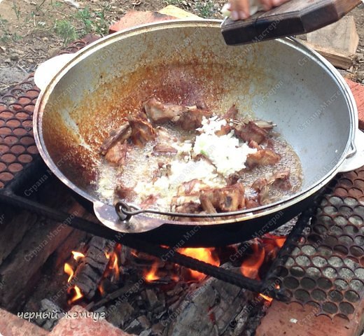 В чугунок налила масла растительное (на 2,0 кг мяса примерно 1-1,2л масла) и обжарила несколько головок лука до темно-коричневого цвета, затем их вынула. Потом обжарила ребрышки барашка до темно-золотистой корочки. Добавила репчатый лук и горох "Нут" (горох лучше предварительно замочить). Можно готовить без гороха. Лука должно быть много. Добавила специи. (фото 2)