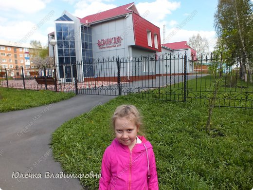 В мае этого года мне посчастливилось побывать в г.Прокопьевск Кемеровской области. 
А сегодня приглашаю вас на экскурсию в Вернисаж. (фото 1)