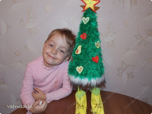 Мой сынок не устоял перед ёлочкой (фото 1)