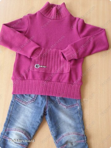 Это фото при дневном свете, более реалистичные цвета. Носим с этими джинсами или с комбинезоном. Юбочка на мой взгляд не подходит, по крайней мере пока свитер большеват. (фото 1)