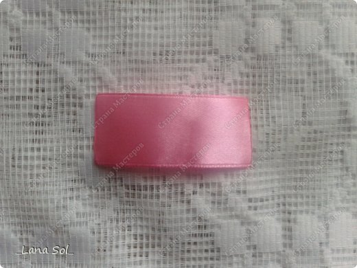 Итак, приступим к работе))).
У Светланы СТАРР https://podjem-tal.ru/node/231862?c=popular_inf_1724%2C451 было показано как делать чуть похожий лепесток из квадратов 5X5 см. У меня берется прямоугольник шириной 2,5 см и длинной 4,5 см, а можно и 5 см. Отличие этого лепестка в том, что обратная сторона не обрезается, не опаливается зажигалкой и сам лепесточек выглядит острее. (фото 4)
