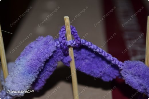 Шарф из пряжи с помпонами на граблях (для не умеющих вязать) (фото 16)