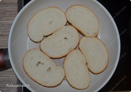 Сколько нужно хлеба для теста можно «измерить», выложив сковороду ломтиками хлеба.
От качества хлеба будет зависеть результат основы для пиццы. Лучше использовать белый батон из муки в/с. (фото 3)