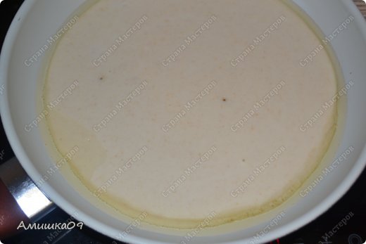 Сковороду разогреваем на большом огне, наливаем растительное масло, выкладываемтесто тонким слоем (примерно 1 см), разравниваем, закрываем крышкой, и жарим на среднем огне, чтобы получилась румяная корочка снизу. Примерно минут 5. (фото 7)