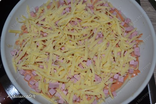 Аккуратно переворачиваем на сковороде основу для пиццы, убираем сковородку с огня.
Выкладываем на основу томатный соус, колбасу, посыпаем сыром. (фото 8)