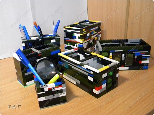 Пока сын рос, очень любил конструировать из LEGO. Сколько больших и маленьких наборов было ему подарено... Зато проблемы в презентом не было. На любой праздник дарили конструктор. Он очень быстро собирал по схеме поделку, показывал взрослым и... сразу же разбирал на детали. После этого начинал из всего имеющегося материала конструировать различные космические корабли и летательные аппараты. А еще строил паромы ( почему паромы, а не корабли я так и не поняла) (фото 1)