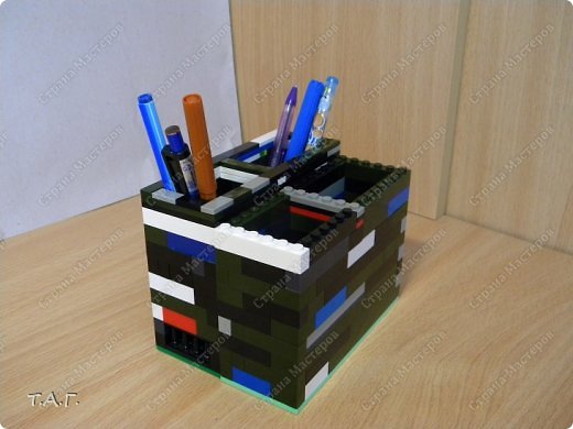 Идею увидела в утренней передаче. Из деталей LEGO была сделана подставка под ручки или карандаши. Предлагала сыну смастерить такие подарки на 8 марта, но он отклонил эту идею. Мысль крепко засела в моей голове.
Первыми собрала две подставки по 2 деления. Из правильных "кирпичиков" (фото 6)