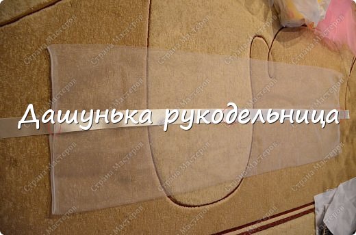 Потом внутри этого "рукава" пустила ленту(при этом не обрезала её кончики,которые торчат из под фатина)-это видно по фото.Эту ленту пришила не по всей длине.а  только там,где она "соприкасается" с крем  фатина и ещё посередине всей ткани.Потом где середина всей этой "композиции" собрала всё складочками и перевязала лентой (фото 8)