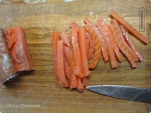 Также нарезаем рыбу. тут тоже маленький совет - не поскупитесь и купите хорошую рыбу, потому что чем благороднее и ценнее рыба - тем вкуснее будет результат. У меня здесь форель - рыба дорогая, но уходит ее немного - из 200 граммового кусочка филе вышло 108 роллов - три большие тарелки - полноценный ужин на семью из четырех человек. Поверьте - оно того стоит. Некоторые конечно используют крабовые палочки или даже колбасу, но это уже к японской кухне не имеет никакого отношения. (фото 7)