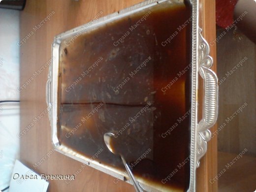 Этап четвертый. Постепенно добавляйте горячей воды и кофе, пока лист не останется покрытым водой. В итоге добейтесь темно-коричневого цвета, примерно такого-же как на фото. (фото 5)