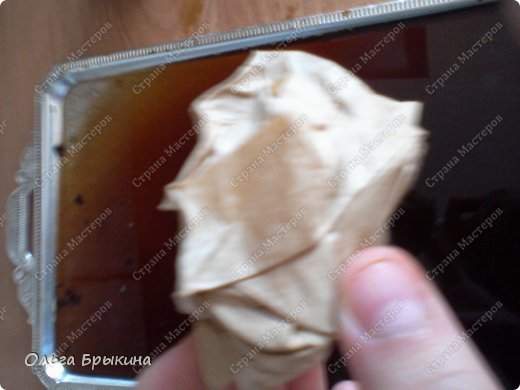 Этап пятый. Сомните лист и выжмете из него воду. Аккуратно разложите его. (фото 6)