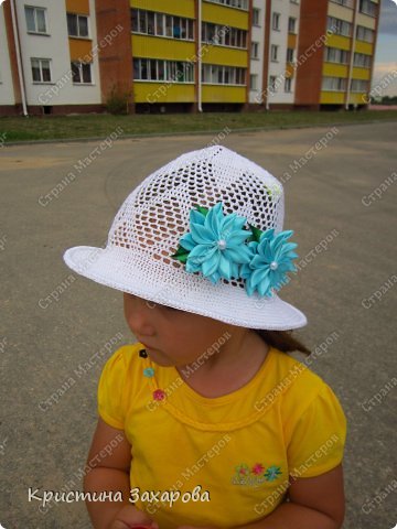 Приветствую всех жителей страны!!! Наконец-то я возвращаюсь... Возникли кое-какие сложности в жизни, плюс вышла на работу после декретного. ни сил, ни времени, ни желания не было творить. Но ничего не делать тоже не могу, так что надеюсь, что все наладится. 
Эту шляпку связала на заказ. Насмотрелась в саду воспитательница на наши шляпки, и очень уж ей захотелось внучке своей такую же... Ну разве можно было отказать? Согласилась я, хоть и не вязала уже почти год. Но получилось вроде неплохо... (фото 1)