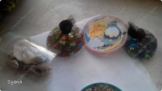 Затарилась в обычном ЗОО магазине разными штучками, ракушки камушки стеклянные и немного искусственной растительности, в магазине для шитья купилп немного бусинок напоминающих жемчужинки. Соль насыпаем на высохшую окрашенную крышечку и укладываем наши стеклянные камушки, бусинки и ракушки. (фото 3)