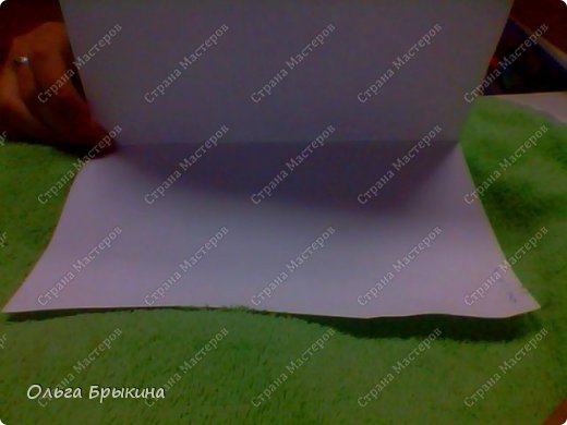 Выкладывать буду частями.Начнем делать модули. Возьмите лист А-4 и согните поперек, как на фото. (фото 1)