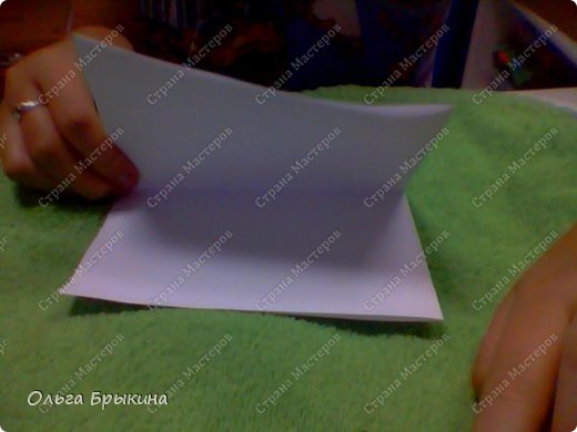 Затем согните уже согнутый лист поперек. (фото 2)