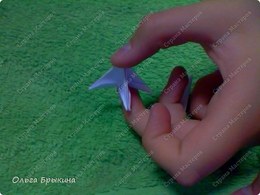 Ну что же, начнем делать нашего зайчика! Возьмите 2 белых модуля и соедините их как на фото! Важна что-бы длинная сторона была вверху. (фото 13)